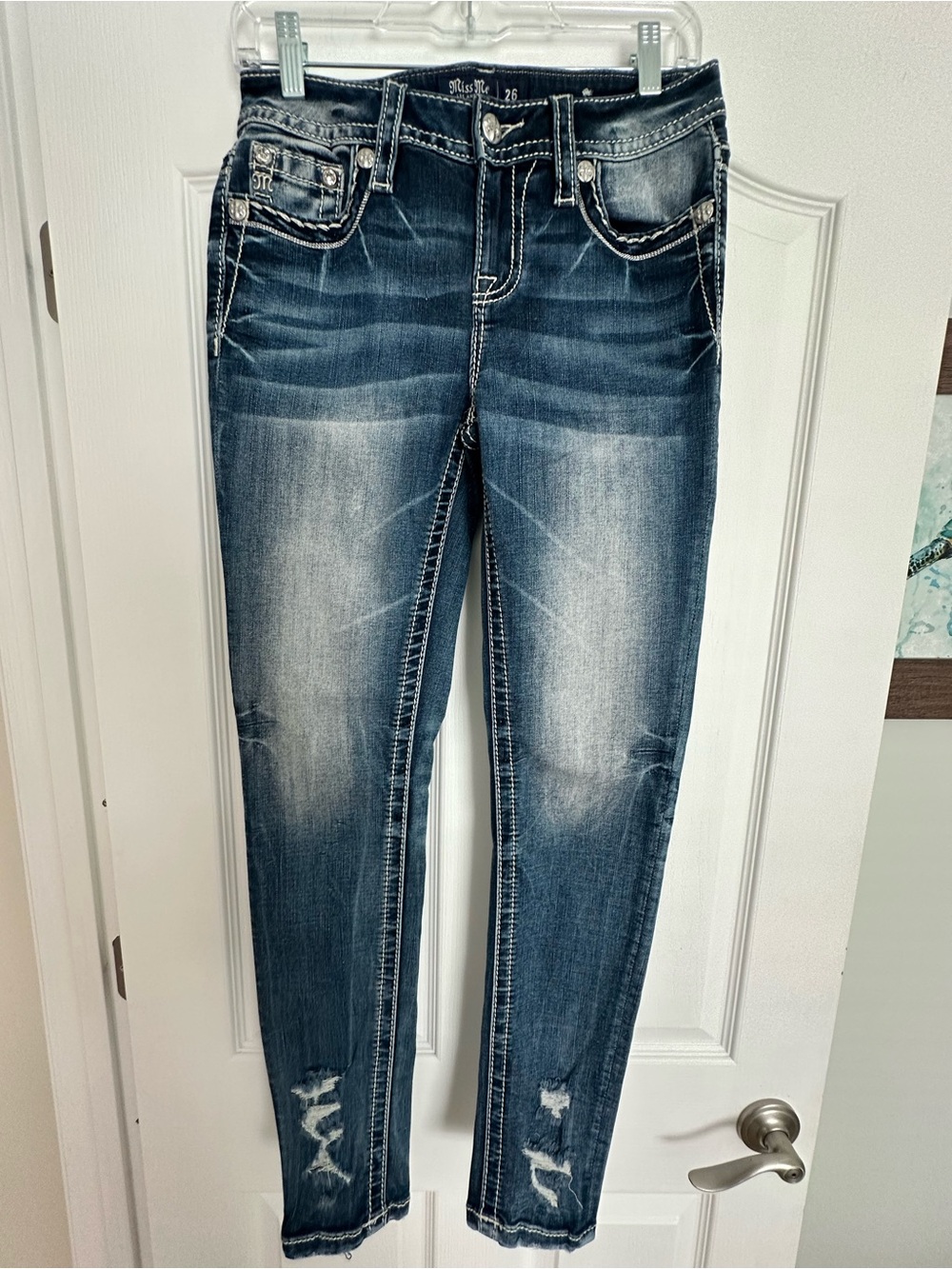 MISS ME NWOT Distressed Mid-rise Skinny Ankle Jeans! Embroidered pockets! 🤶🎁